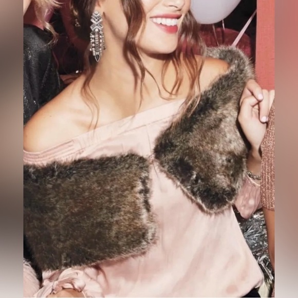 NWOT Stella & Dot 3-Way Reversible Faux-Fur Scarf Wrap - Picture 8 of 8